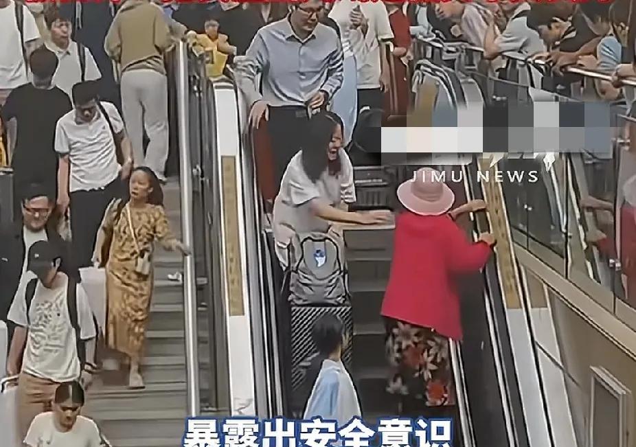 无语至极！女子高铁站“扶梯逆行”致多人拥堵！6月30日，北京一高铁站出口处一女子