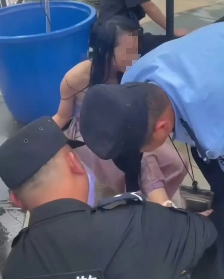 这泼水节这尴尬的场面，永远忘不了