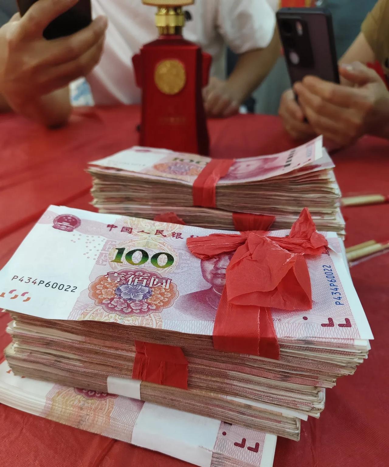 你们那边，现在农村结婚，亲属随礼一般多少呢？
看看我们北方农村，你们有没有被惊讶