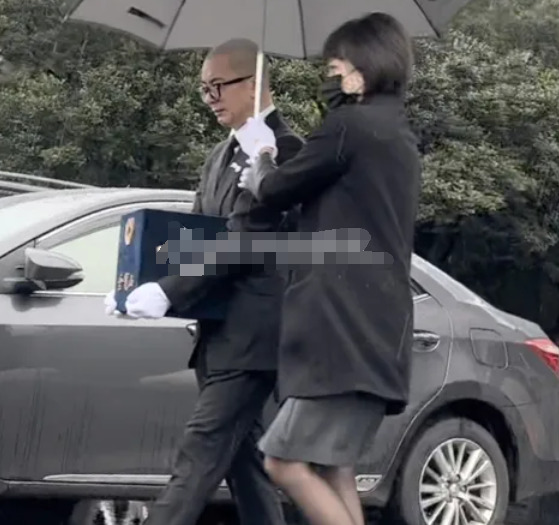 大S骨灰安葬母亲难释怀











大S去世，S妈悲痛欲绝，难以接受女