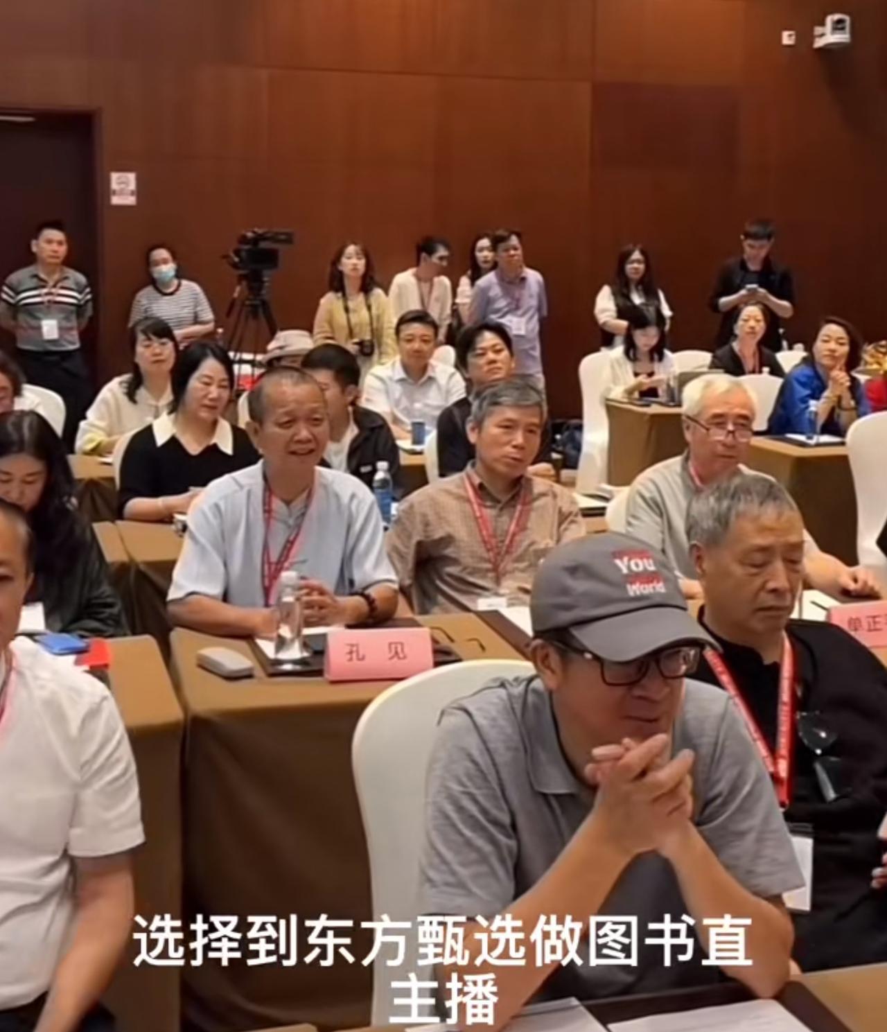 俞老师带着小韩一家人“追星”成功，小韩说俞老师在尽全力托举他们每一个主播。
  