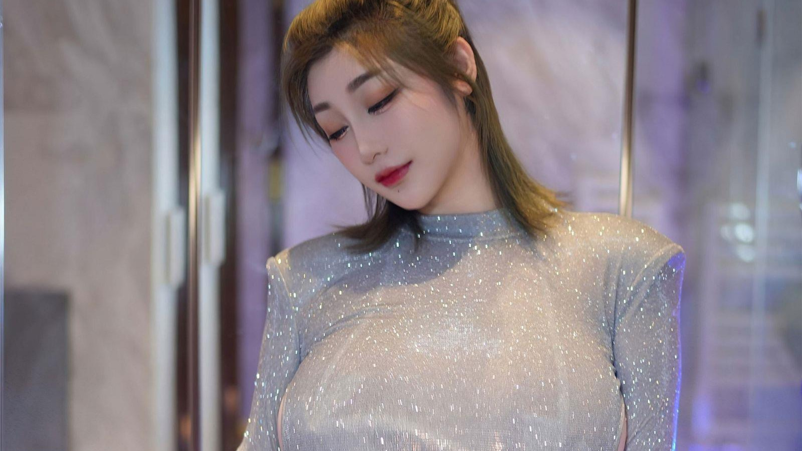 丰满闪耀好身材美女