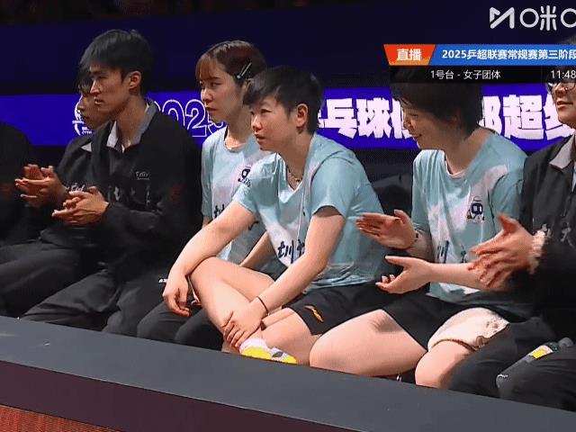 换其他人早被网暴了。
孙颖莎就是孙颖莎，坐下场边，一副“大佬”的气质自然而然的散
