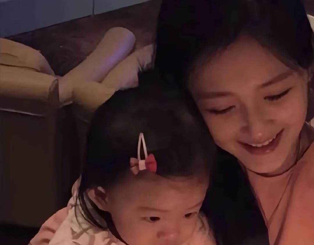 大s儿子虽然年纪小，但他好像比姐姐更清醒一些，因为你们没有发现吗，自从妈妈死后，