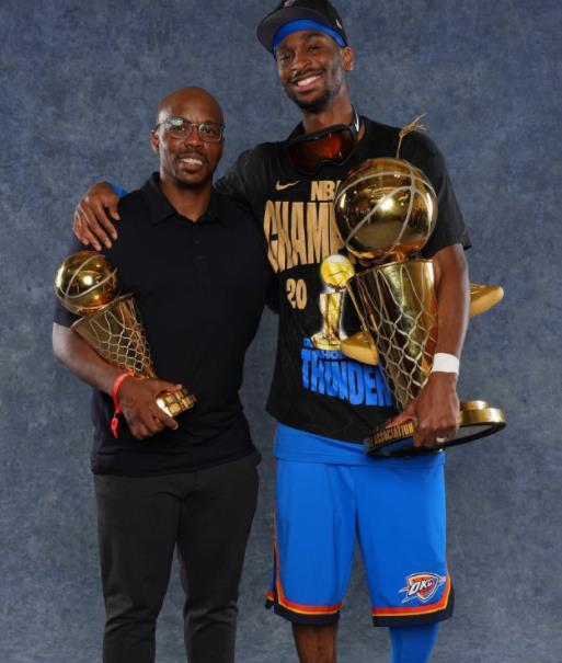 亚历山大手捧NBA总冠军、赛季得分王、MVP、FMVP奖杯，与广州龙狮队主教练米