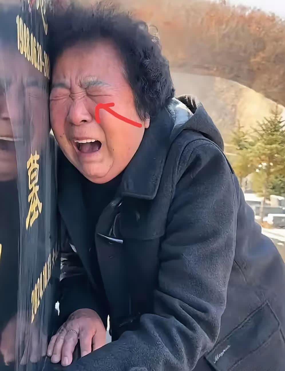 大家发现没？网红田姥姥这张照片看着真让人心里不是滋味。她祭祀老伴时哭得撕心裂肺，