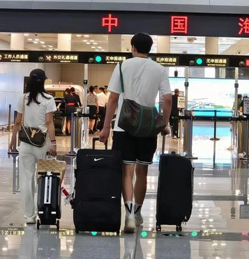 杨瀚森已经和女友结束了在新疆的旅行准备返回美国。据国内媒体透露，杨瀚森已经结束了
