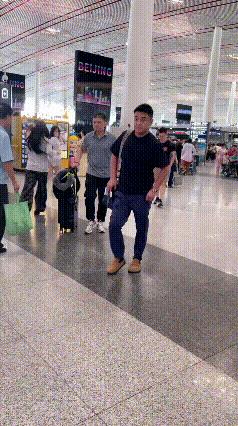 国乒男队的苦命二人组出发瑞典，
原来说志强苦，
现在还加上王皓了。
关键王皓比志