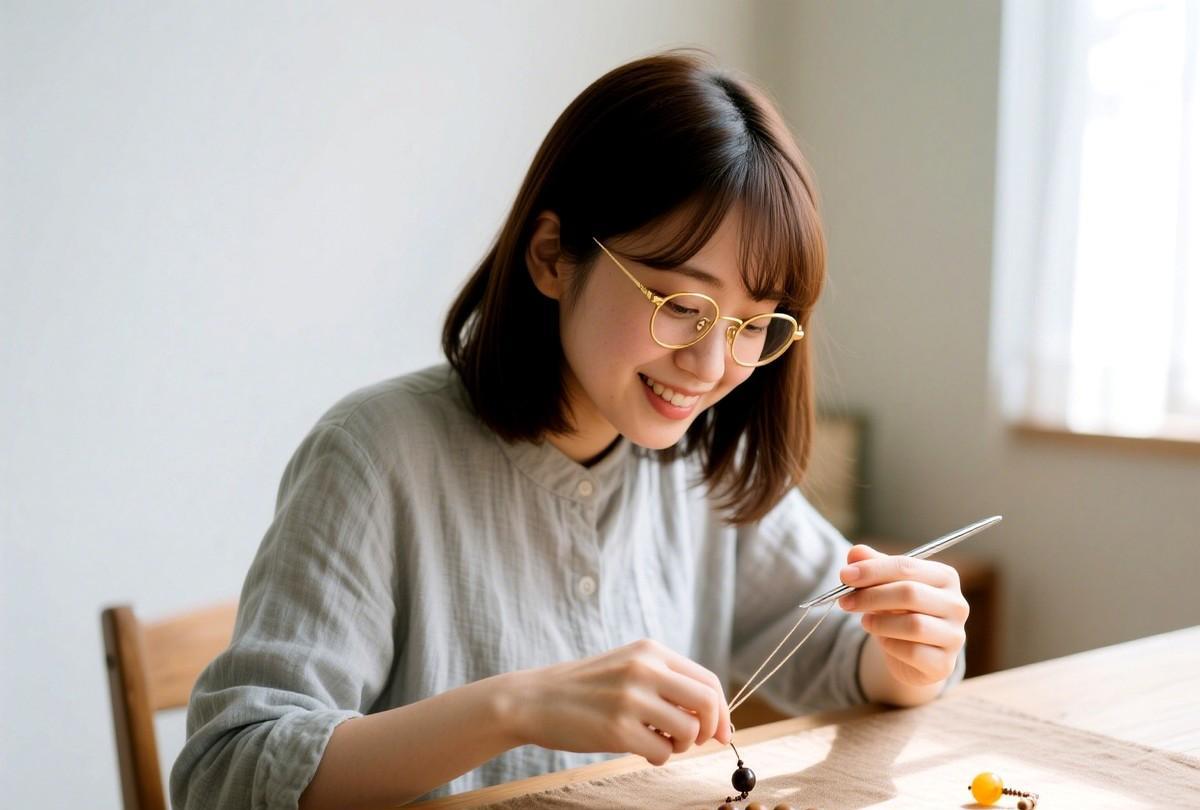 一位年过五十的创作者，平日里专注于写作，生活琐事常被忽略。
这天，他顺路去儿媳的