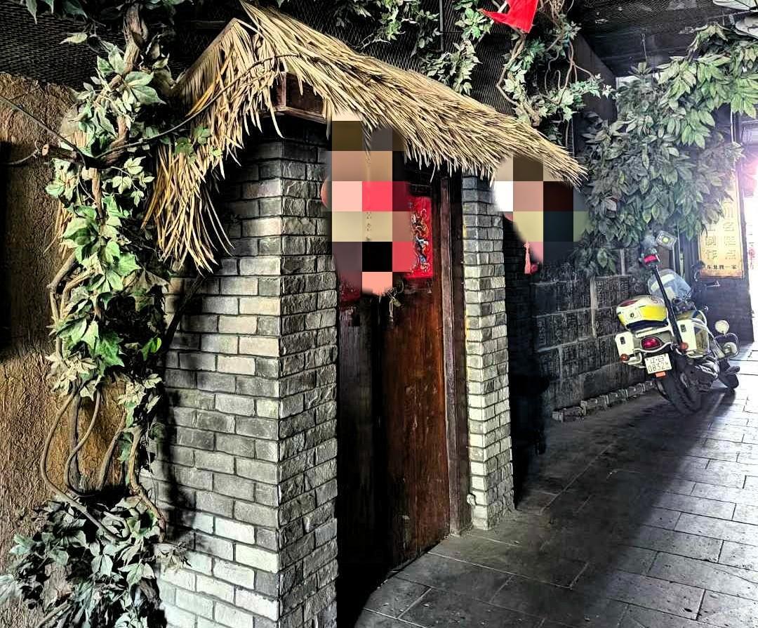 #你们家乡方言怎么说“去洗手间”#去“茅楼”一趟！
60~70年代的沈阳人就这样
