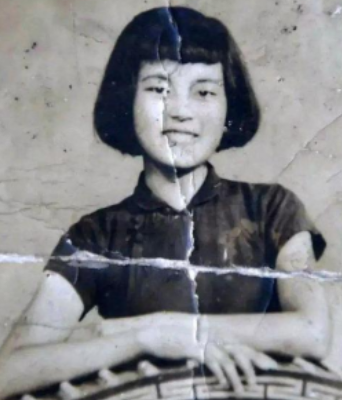 1937年，南京，日军撕掉了一位7岁女孩的衣服，女孩的母亲目睹这一幕，悲痛欲绝，