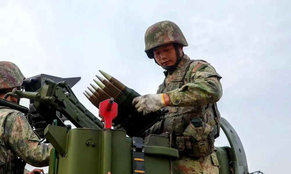 【直击东部战区练兵备战现场！昼夜出击！高炮分队火力全开】 近日，东部战区陆军某部