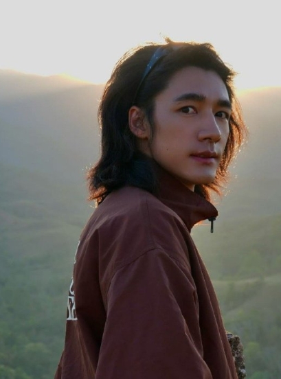 《捕风捉影》主创对次沙是真看重啊！让他一人演两个极端的同胞兄弟，一个靠智慧一个靠