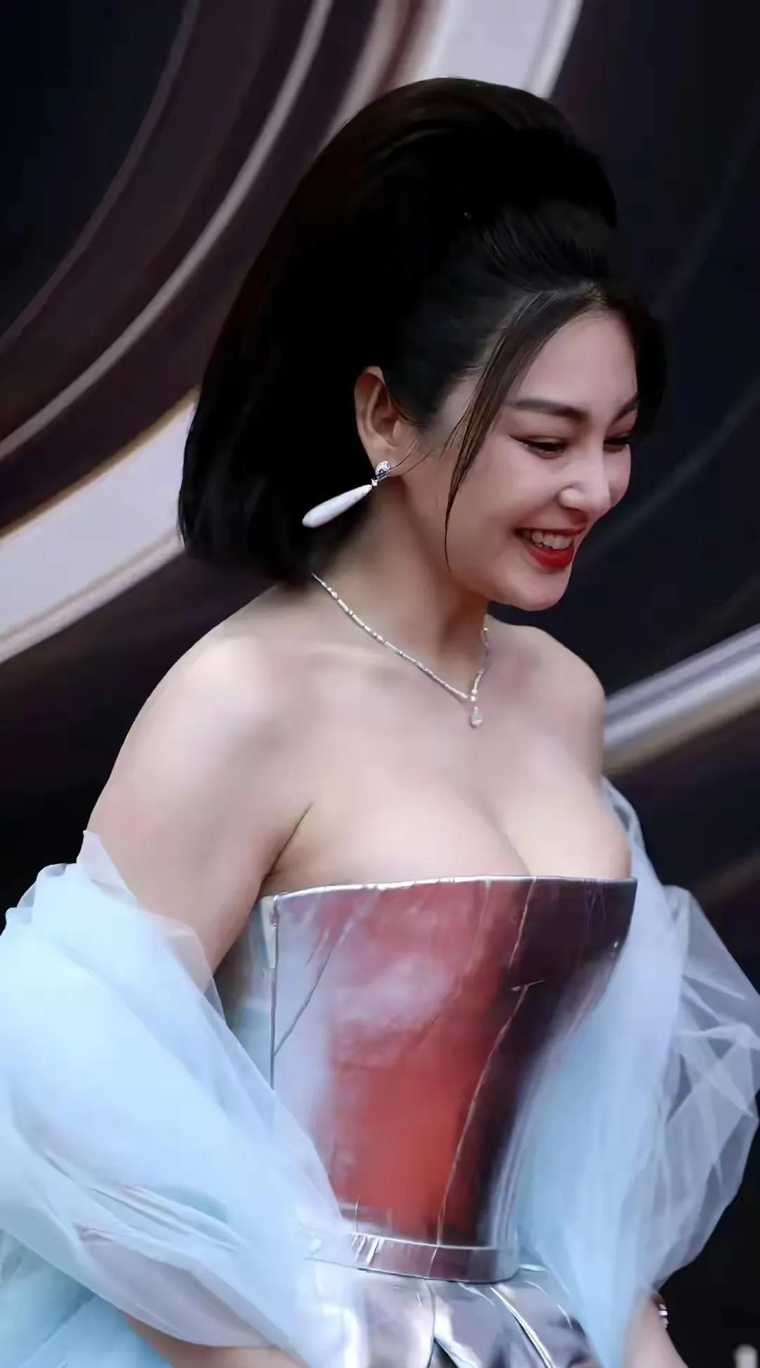 天呐，美得无法形容，简直太美了，从头美到脚，风姿卓越，丰满迷人，气质优雅，让人心