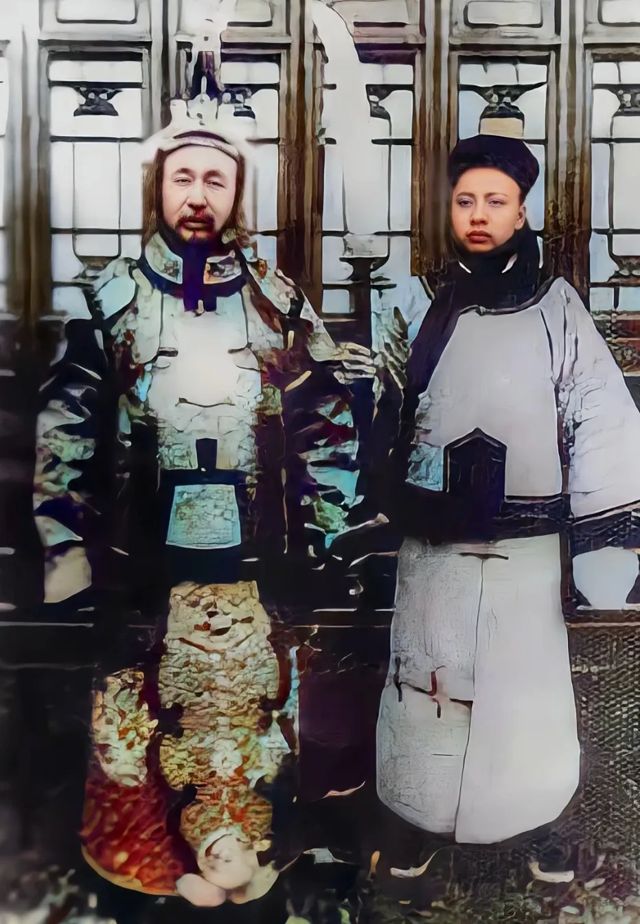 晚清名将左宝贵与侍卫留影，一身戎装巍然挺立，侍卫紧握春秋大刀。