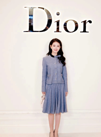 郭宇欣和迪奥高档服装的适配度好高啊，穿上高定服装更显着高贵大气、明媚阳光。