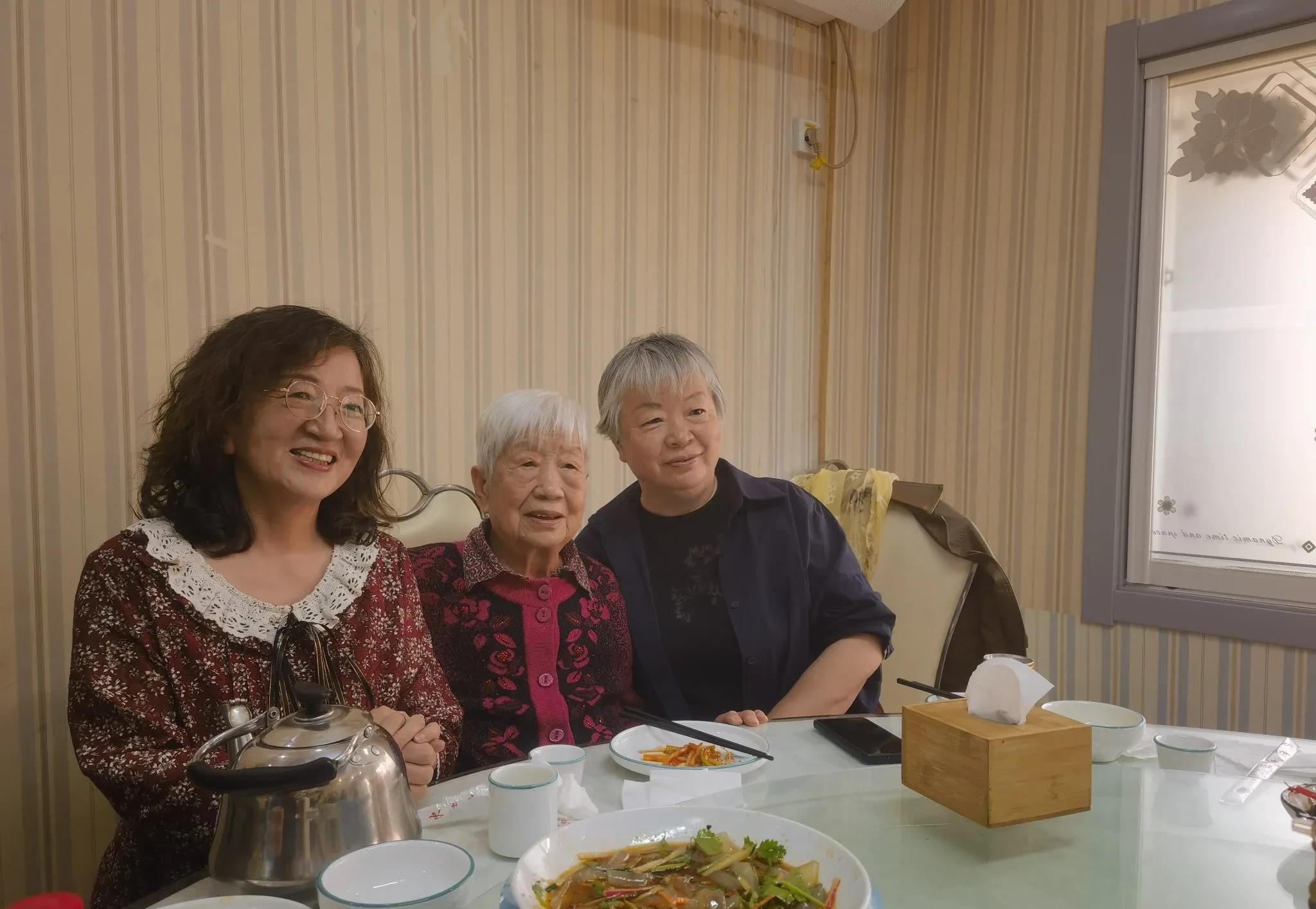 友友的老公已经离世了，可她每个月仍坚持给婆婆二千元生活费。这在如今的社会，实属难