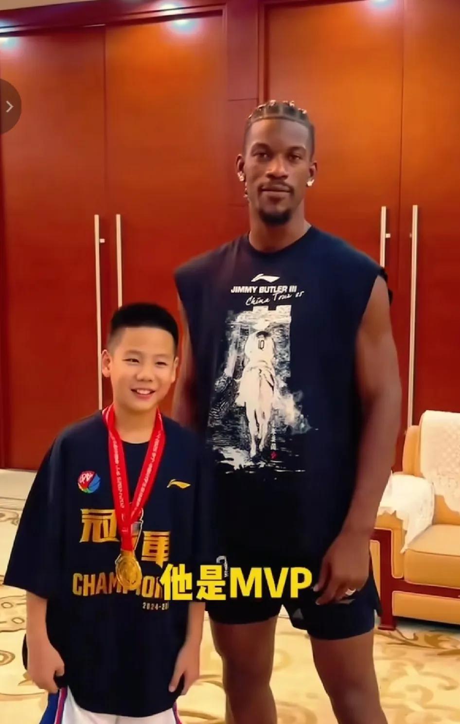 在刚结束的全国小学篮球联赛中，来自沈阳文艺二校的一位小球员炸裂全场，他利用娴熟的