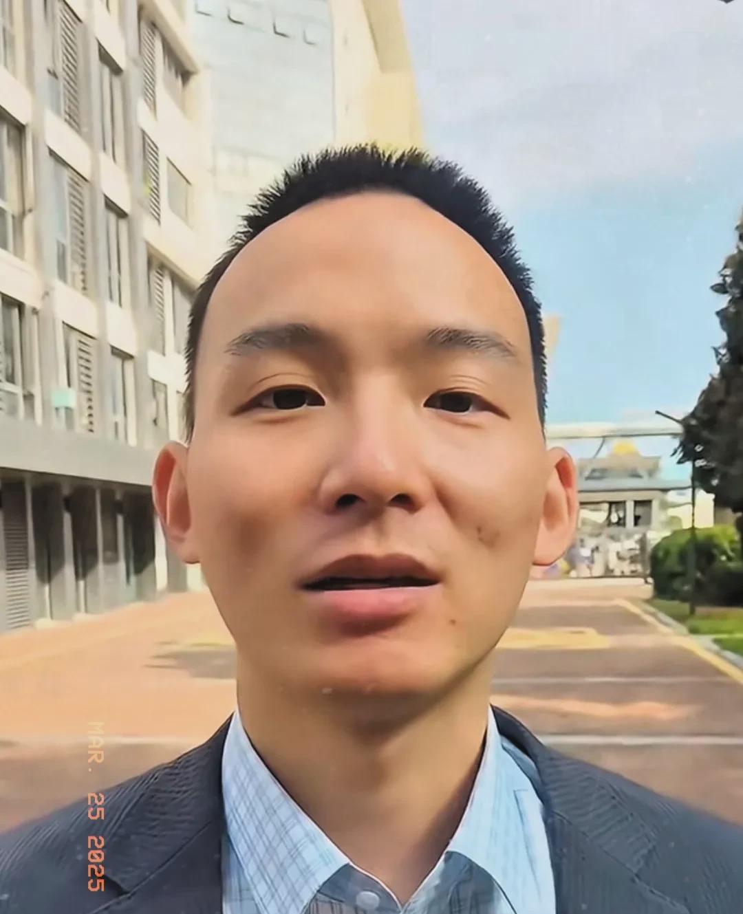校园重逢，昔日好友今非昔比

昔日光头，如今谢总称呼已变。

谢浩男过去