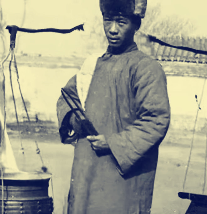 1937年12月13日，侵华日军正在大连中央公园举行“庆祝会”，大佐山田正鞠躬退