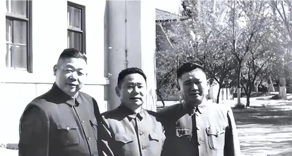 陈锡联从传令兵起步，20岁便任红10师师长，率军会师尽显风采。他无领导架子，长征