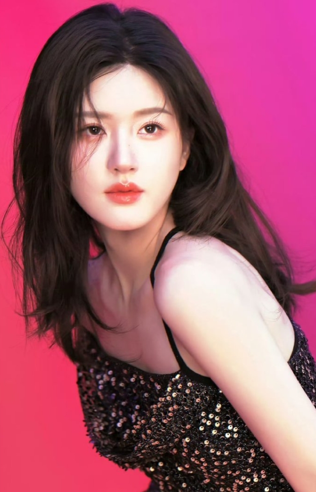 赵露思杂志《ELLE》即将官宣