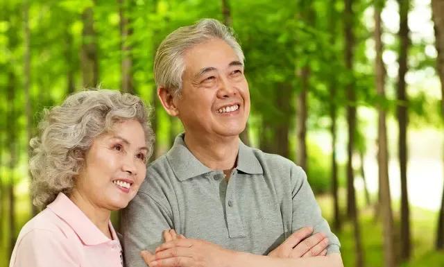为了保健品，两口子打起来了。63岁的女同学，早晨七点就给我打电话去湖边散步，其实