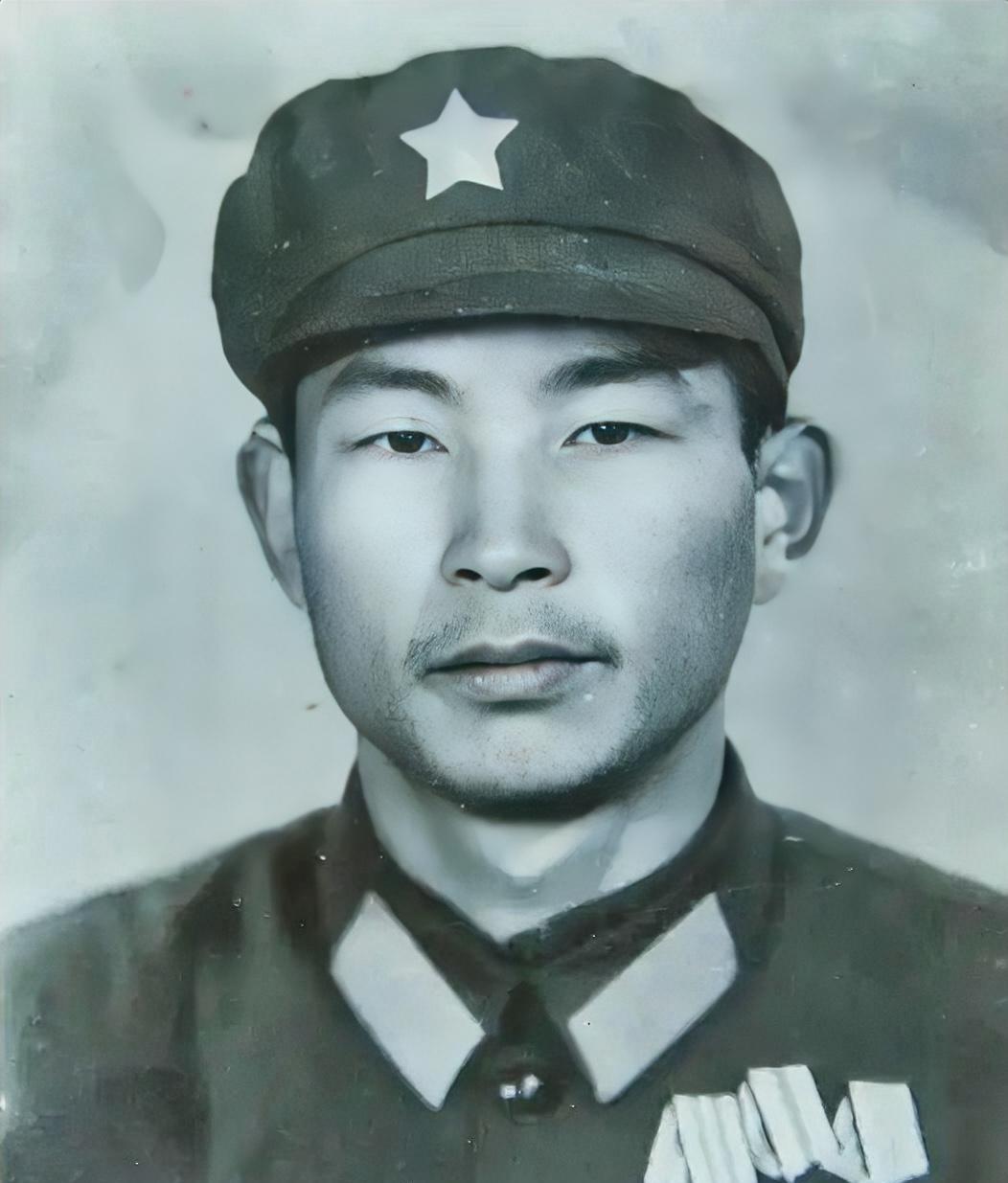 1980年，年轻战士许明习陷入越军重围，弹尽粮绝之际，敌军见他形单影只，愈发猖狂