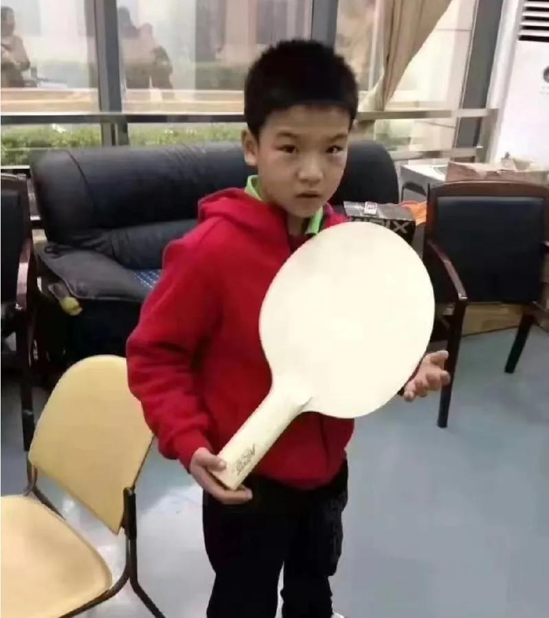 加油，向鹏！这个从小抱着球拍不撒手的红衣萌娃，如今真的在仁川赛场挥出了国乒的锋芒