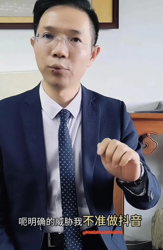 李律师这招“掀桌式破局”，直接把资本棋盘踹成了跳棋桌！

大东家以为攥着钱权就能