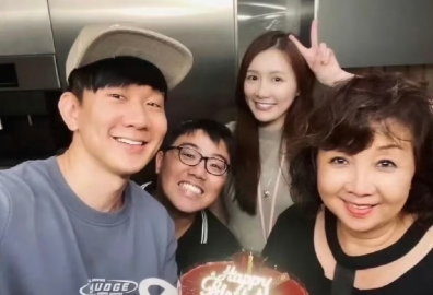 林俊杰前女友Mida晒出2019-2023年合照，指控其情感操控并质疑恋爱时间线