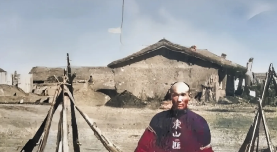 1935年，东北沦陷区，一名叫“东山匪”的男子被日军逮捕后，留下了这一张照片，镜