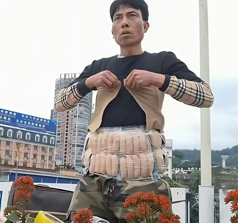 越南小贩狂购中国香肠











---











你绝不