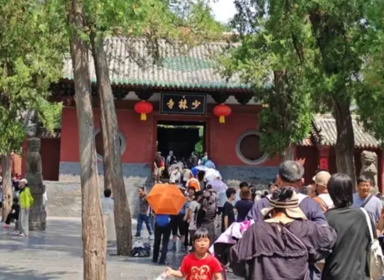 原以为离开释永信，少林寺就不行了。结果发现有没有他，少林寺香火依然旺盛，游客络绎