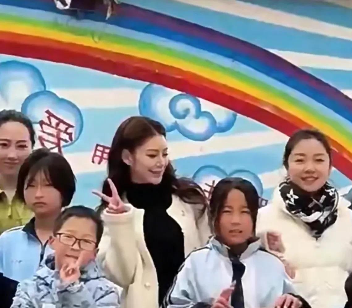 今天马筱梅出现在了顺义区的光爱学校，为那里的孩子们送去温暖和关爱，并陪着孩子一起