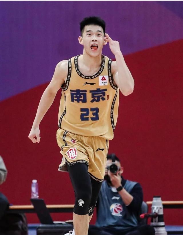 他们为什么落选国家队？原因大概率是这样的:
1.孙铭徽--占用球权大多，不利于团
