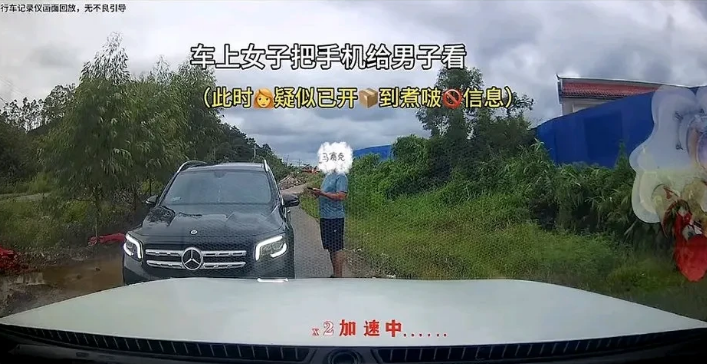奔驰女司机亮证逼对方让路，奔驰女不应该把职权当特权，这几点确实让人气愤:

1、