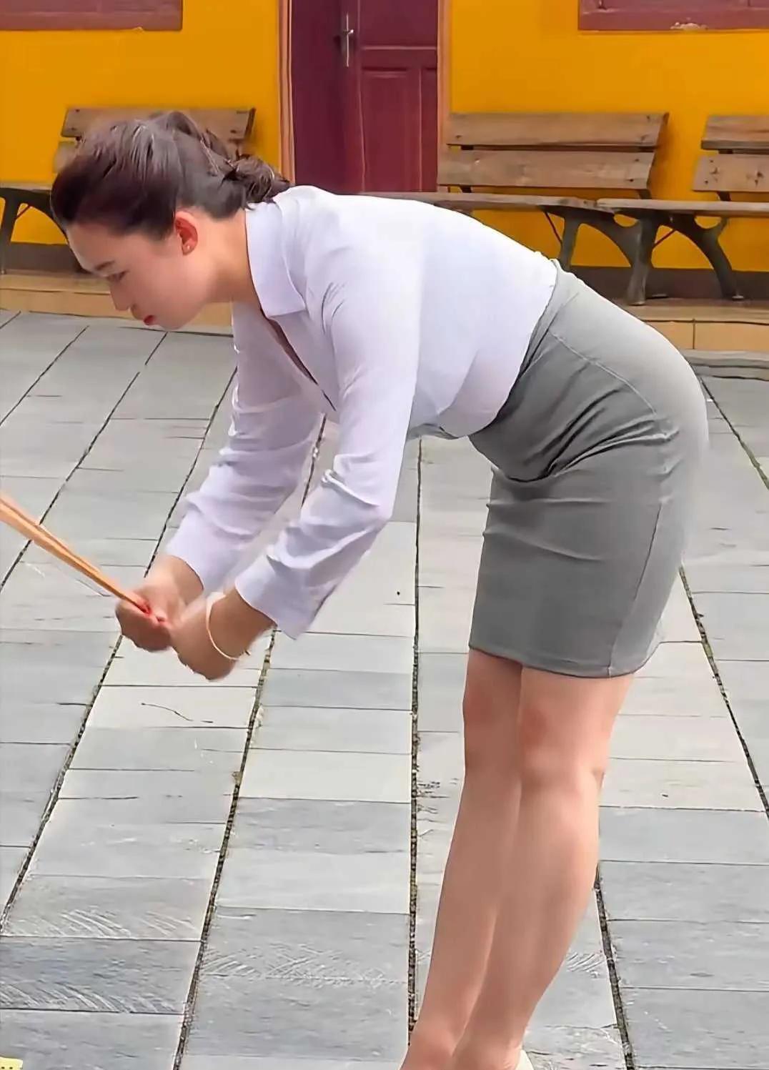 不建议穿这样拜佛，