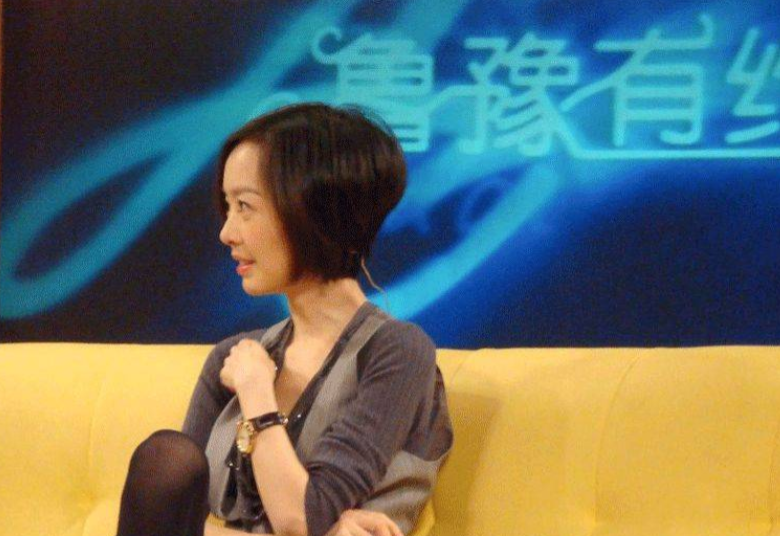 当年，央视去北京广播学院挑主持人，鲁豫长相平平站在一堆漂亮姑娘跟前很不起眼。
1