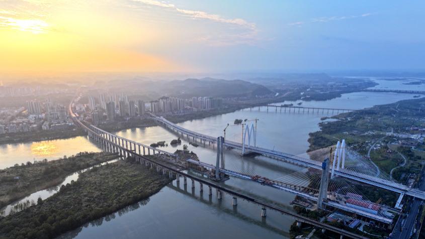 成达万高铁全线控制性工程遂宁涪江特大桥合龙