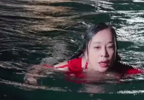 74岁的刘晓庆与27岁的牛在在比赛游泳，展现惊人体能，一口气游五六个来回且游完后