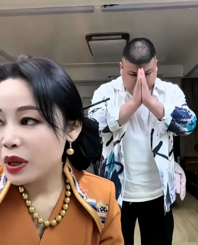 草帽姐和前夫哥，这是唱的哪一出？
今天，草帽姐可太开心啦，因为她的前夫哥，回归家