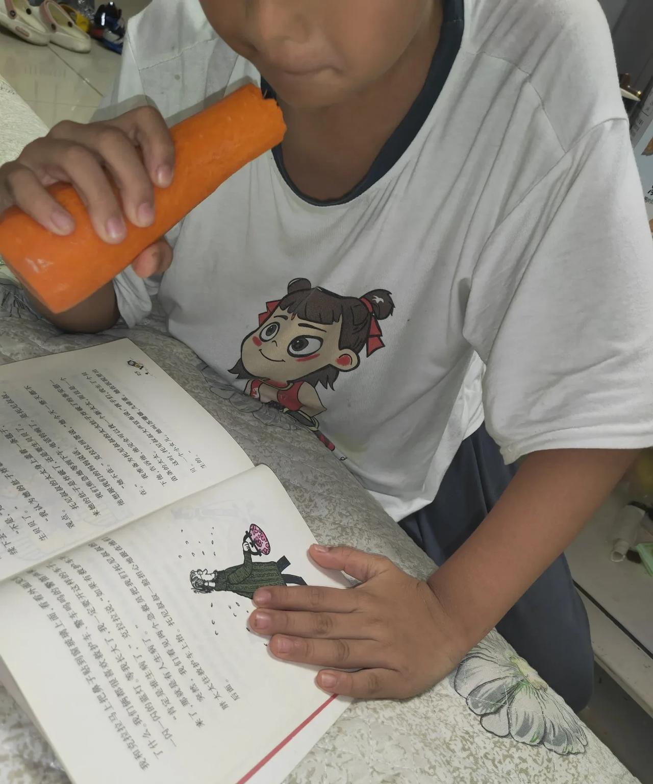 今天偷拍一张孩子的“美照”，我们家孩子上课认真听讲，回答问题几乎要站起来了，但是