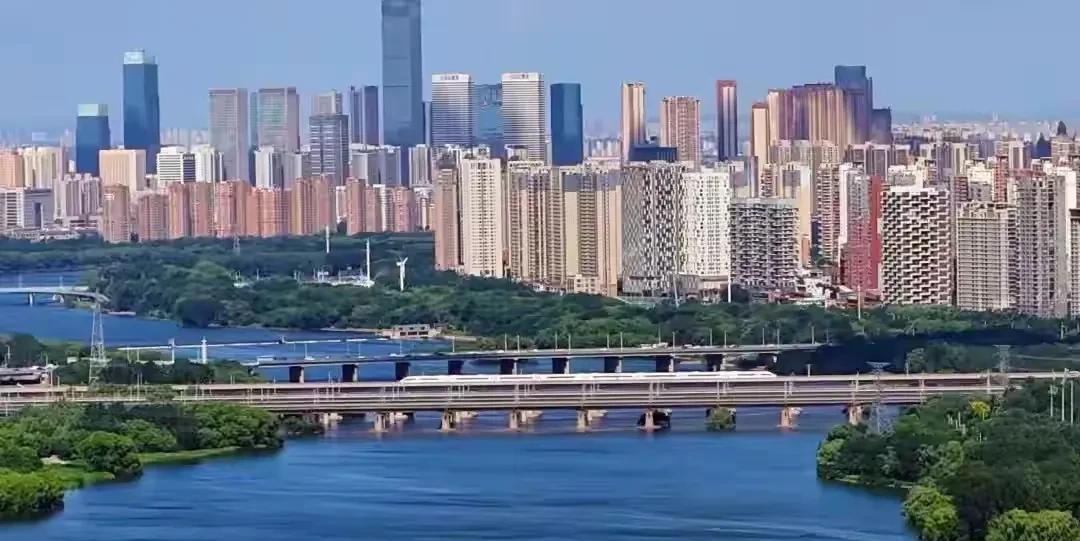 美了！醉了！8月的沈阳你来吗？
当下，8月的沈阳，暑气未消，金秋已至，听劝，宠客