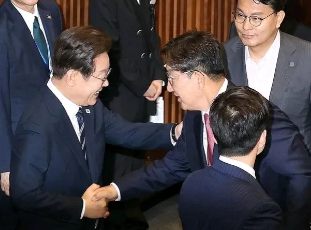 韩国国民力量党前院内代表权性东原来还是总统李在明的同窗，
难为他一直在反对李在明