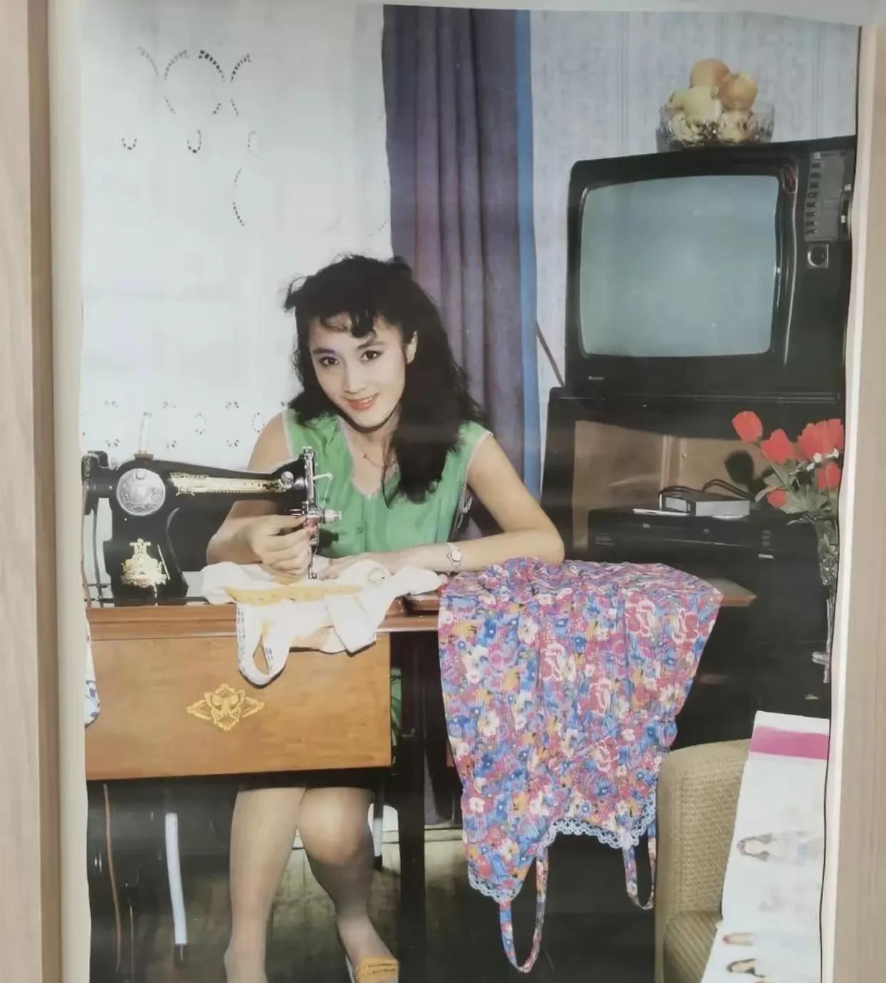 80年代中后期，20寸大彩电、缝纫机在当时可都是稀罕物件，电视机普通家庭根本买不