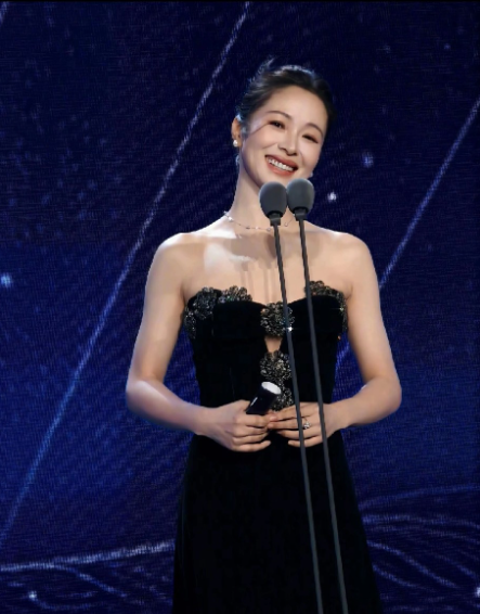 女人离婚了就会散发出一种独特的光芒，江一燕看着好舒服的长相，文艺，浪漫，慵懒，松