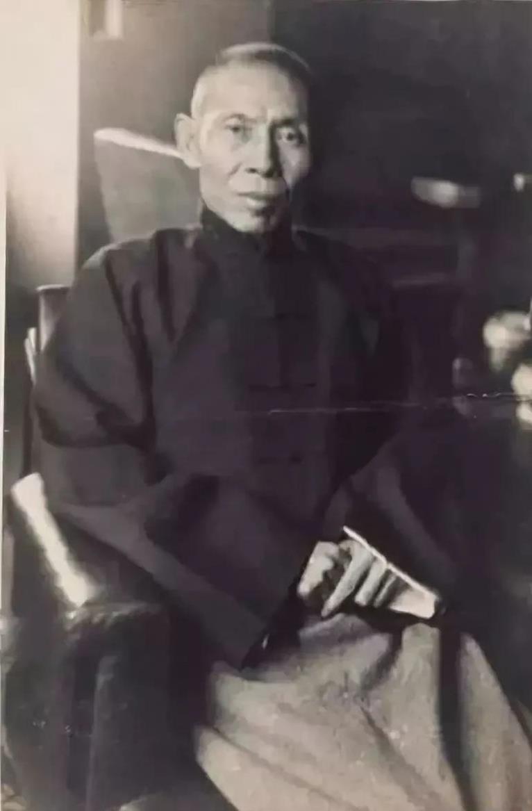 杜月笙在弥留之际当着女儿面撕毁上亿美元欠条扔进火盆，爸～女儿大惊失色道：这些都是