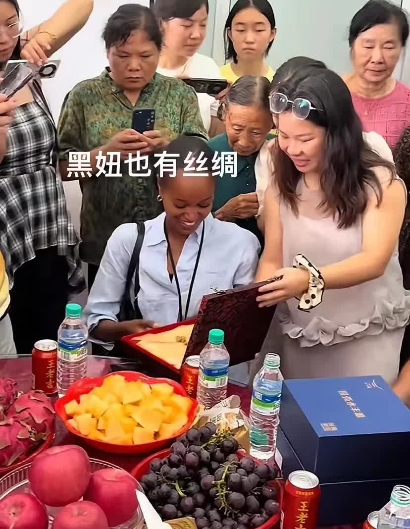 原来被比利时夫妇收养的女孩这么厉害了！据知情人透露，她很聪明，目前在联合国驻比利