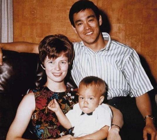 1973年7月20日，李小龙刚去世后，他的徒弟汤姆就火速和自己的新婚妻子离婚，去